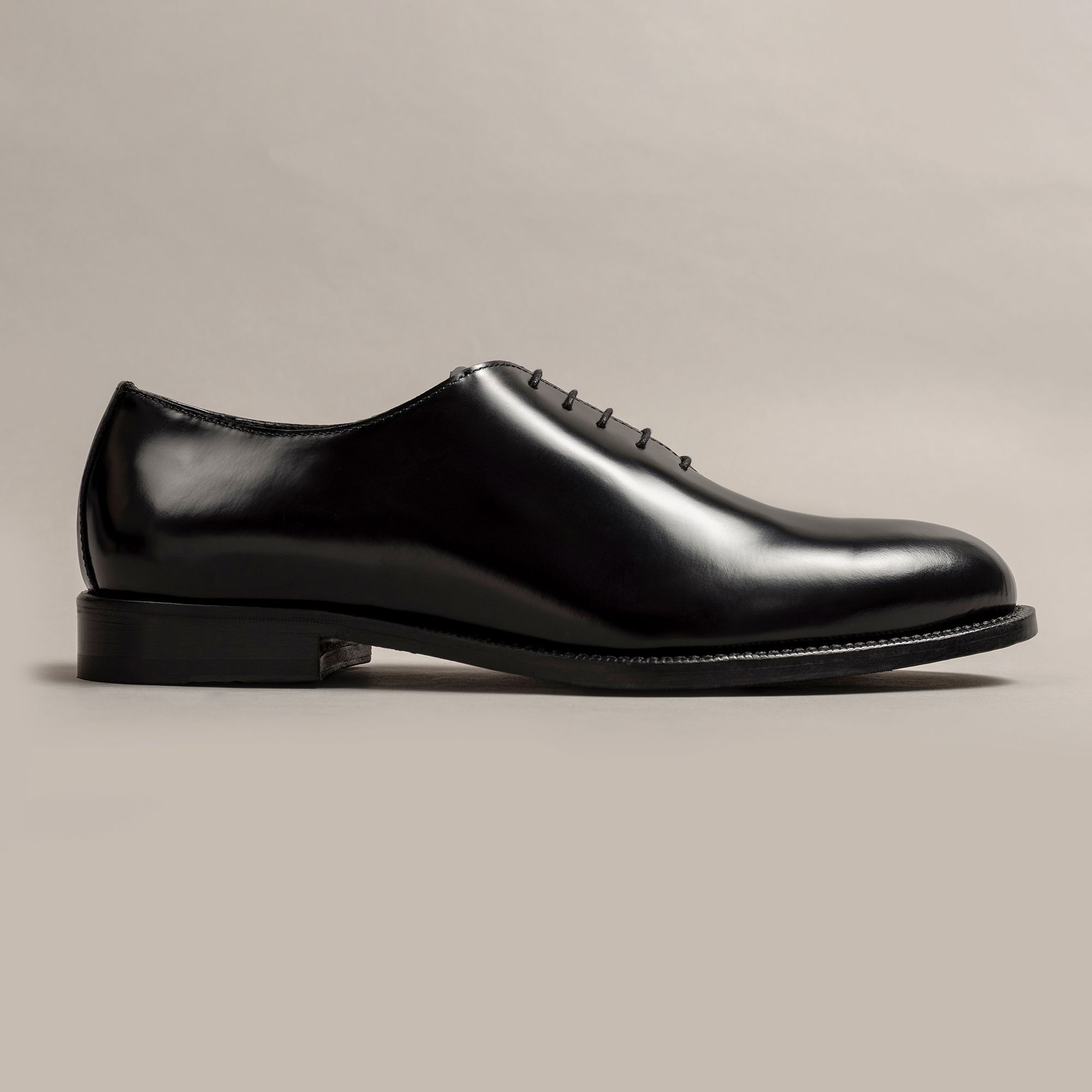 Black Oxford shoes in genuine leather. Clean formal line, precise finish, and composed wear. Elio Evan menswear.
