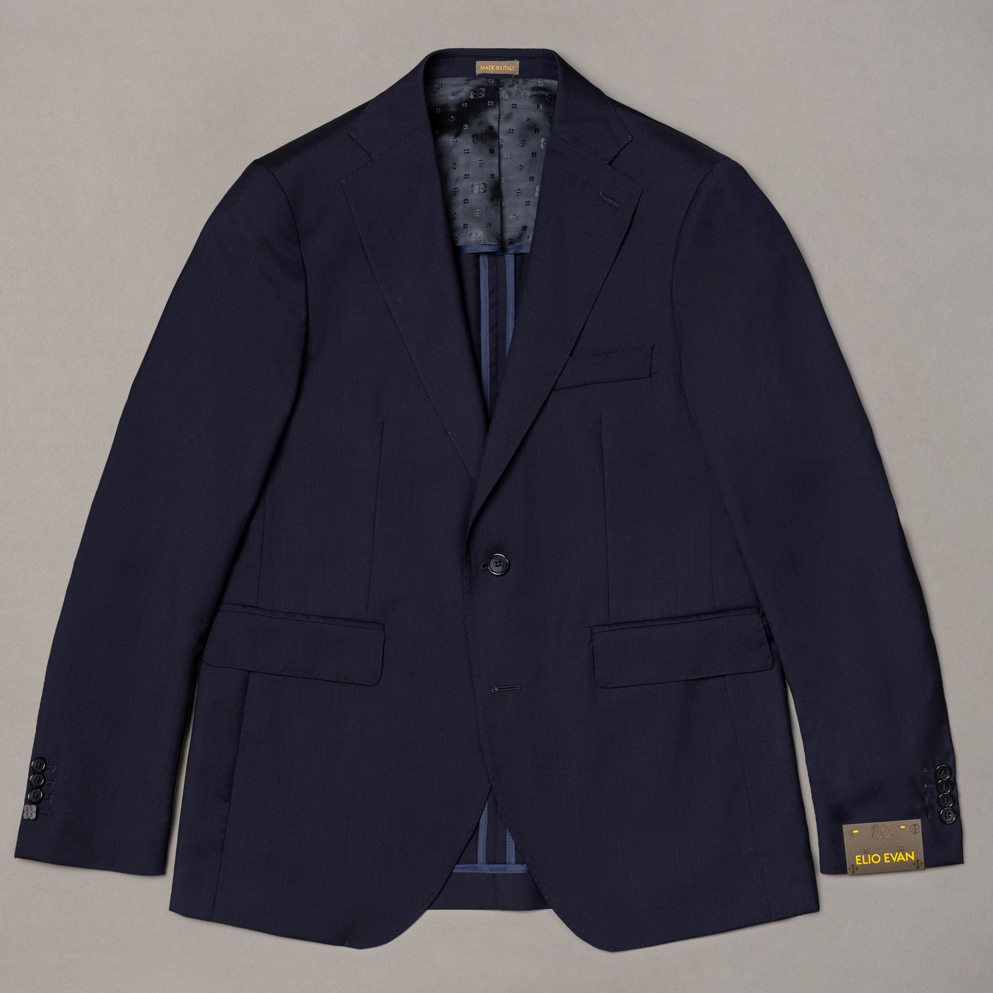 Single-breasted blazer in 100% wool with notch lapels and flap pockets. Smooth, lightweight cloth with a clean line thro