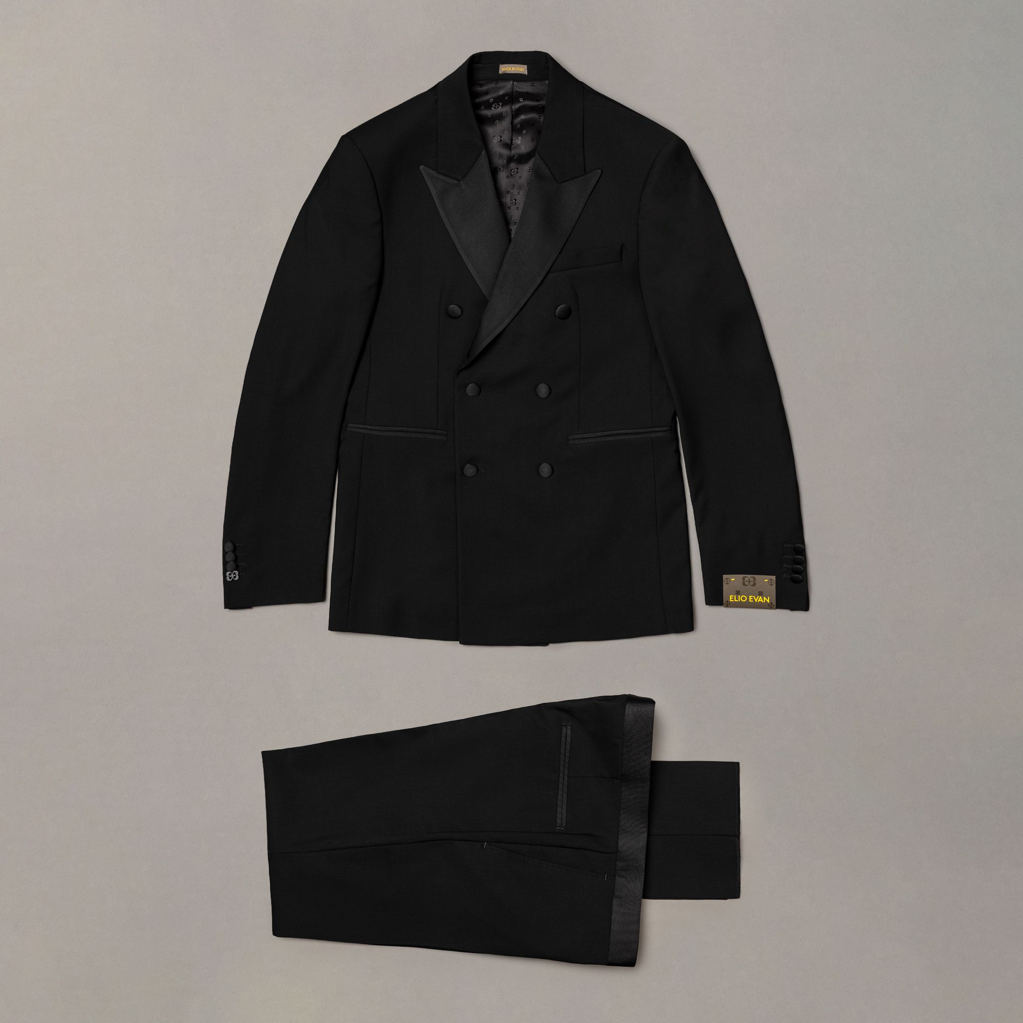Double-breasted black suit in virgin wool with a touch of elastane. Made in Italy with a regular fit and structured line