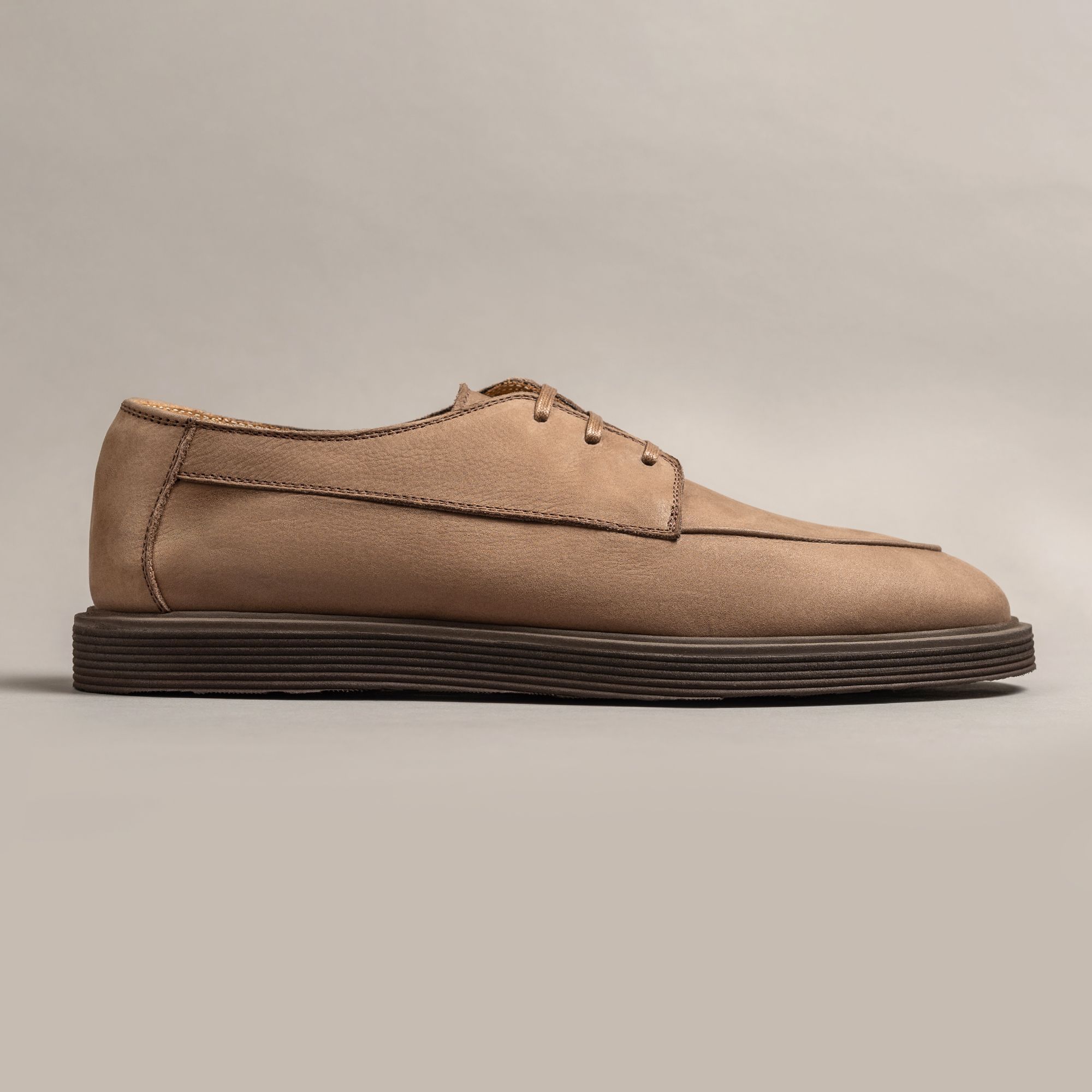 Brown genuine leather derby shoes with a slim shape and rubber sole. Refined premium menswear with Italian craft by Elio