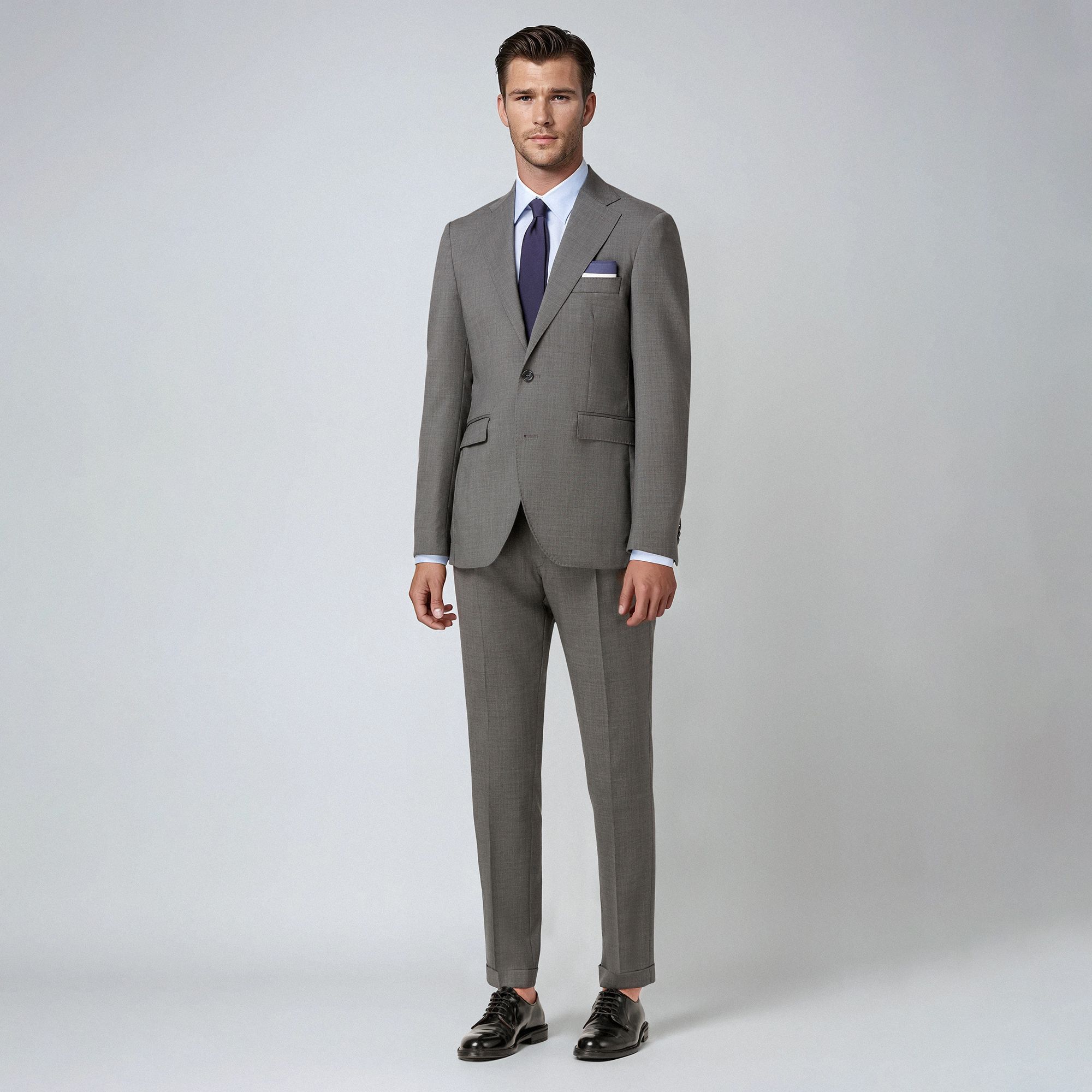A tailored grey wool suit separate in cool wool. Crease-resistant, breathable, and bistretch. A refined business essential. Made in Italy.