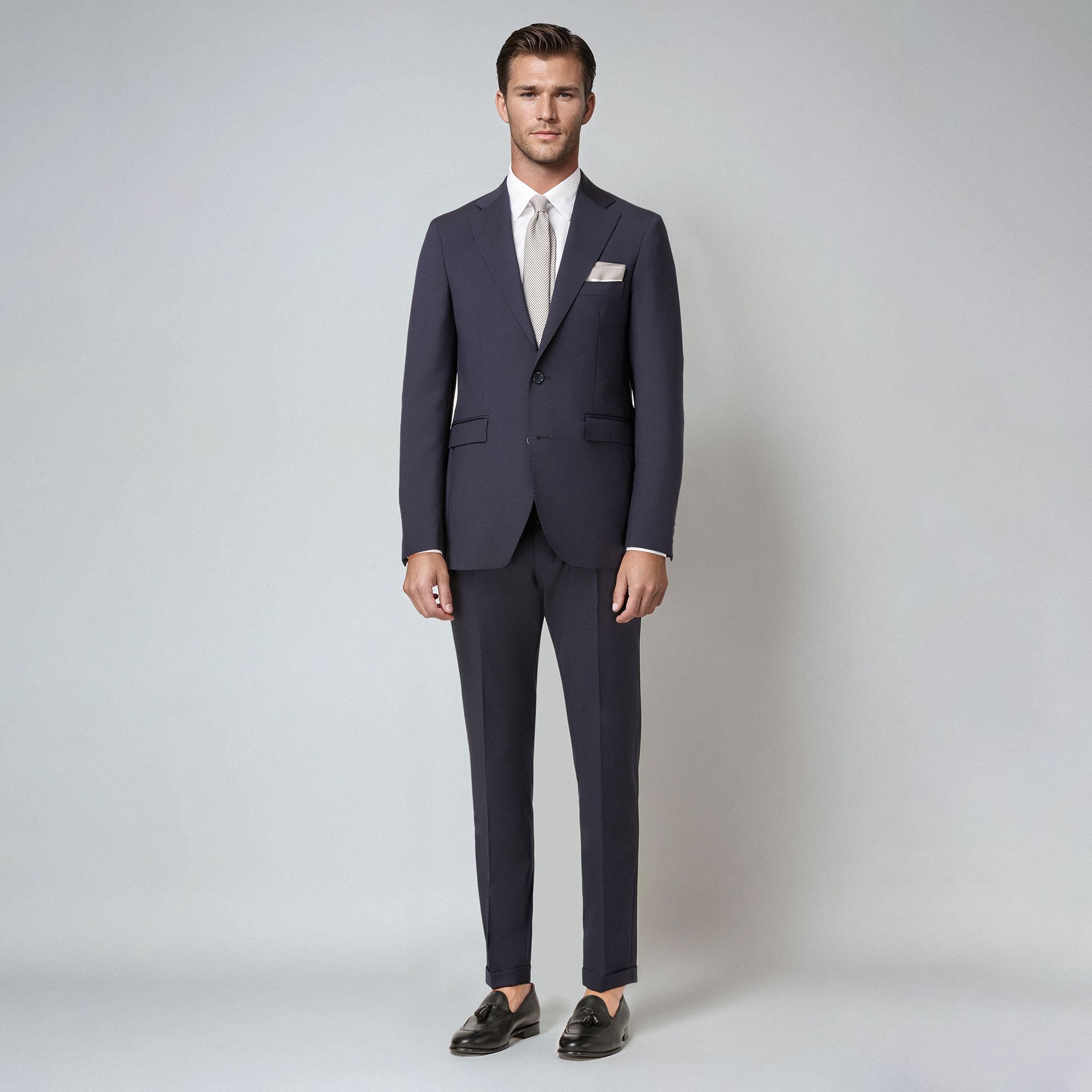 A tailored navy wool suit separate in cool wool. Crease-resistant, breathable, and bistretch. A refined business essential. Made in Italy.