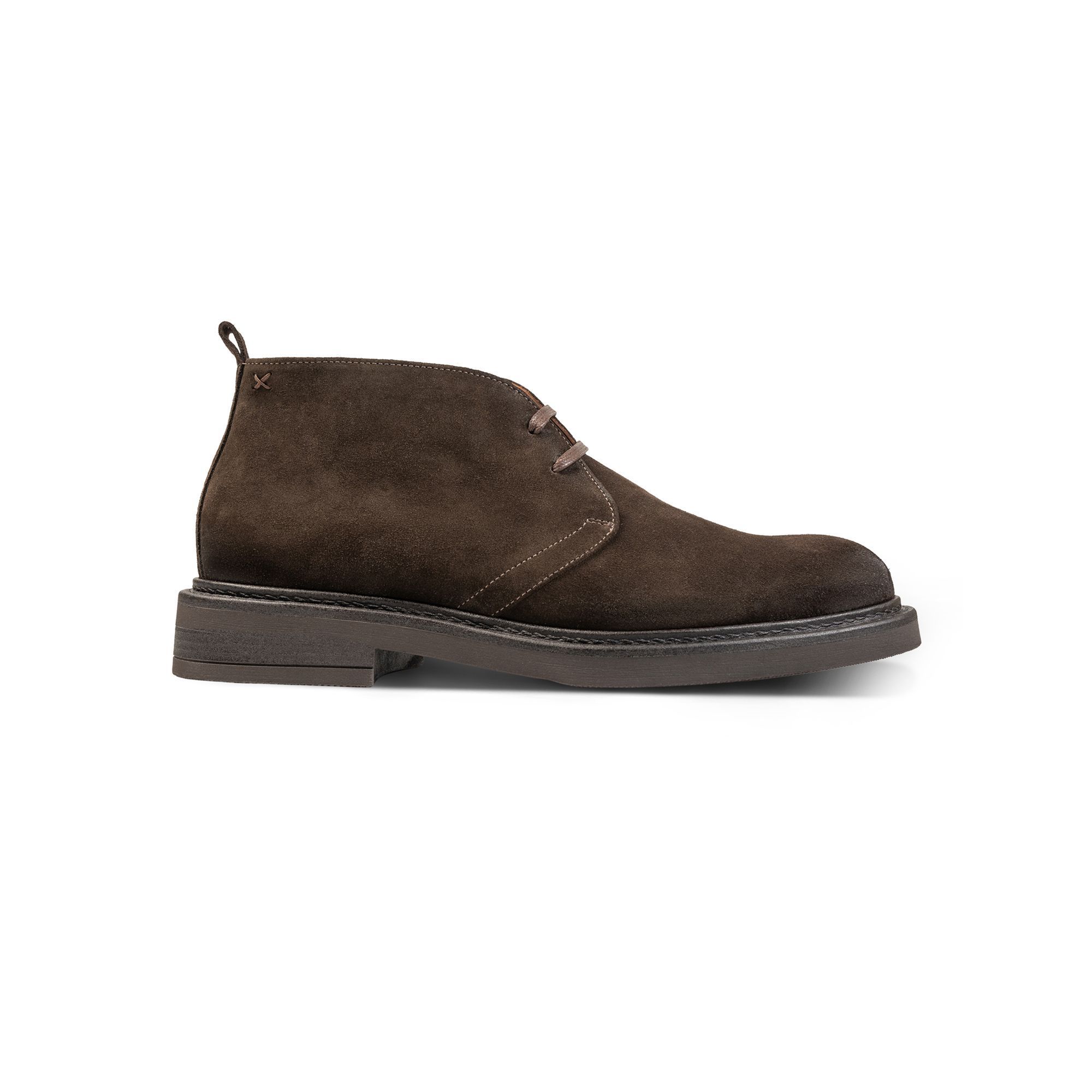Elio Evan brown suede chukka boots with lace-up closure, lightweight rubber sole, and rear pull-tab for easy wear.