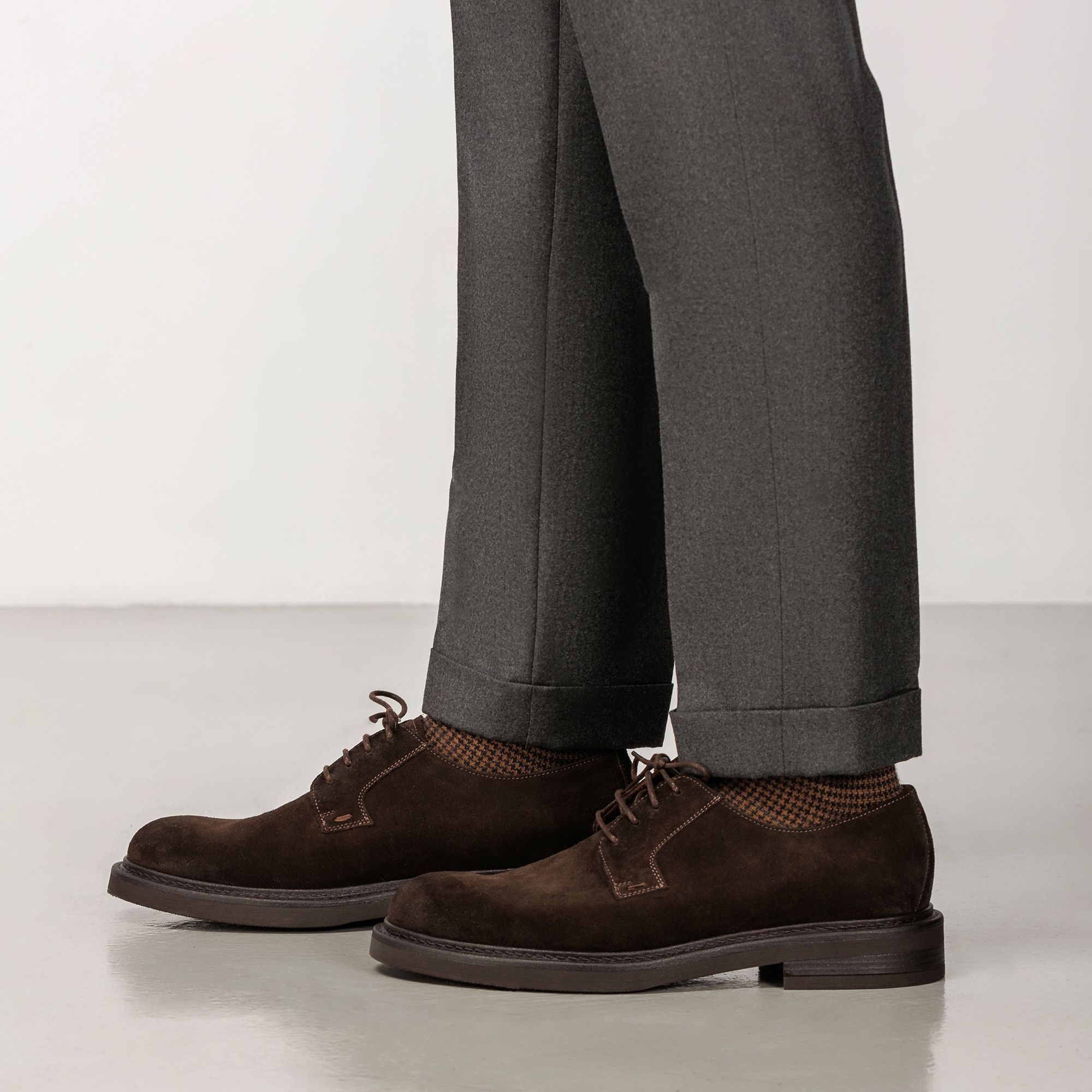 Elio Evan brown suede Derby shoes with lace-up design and durable rubber sole, crafted in Italy for a timeless look.
