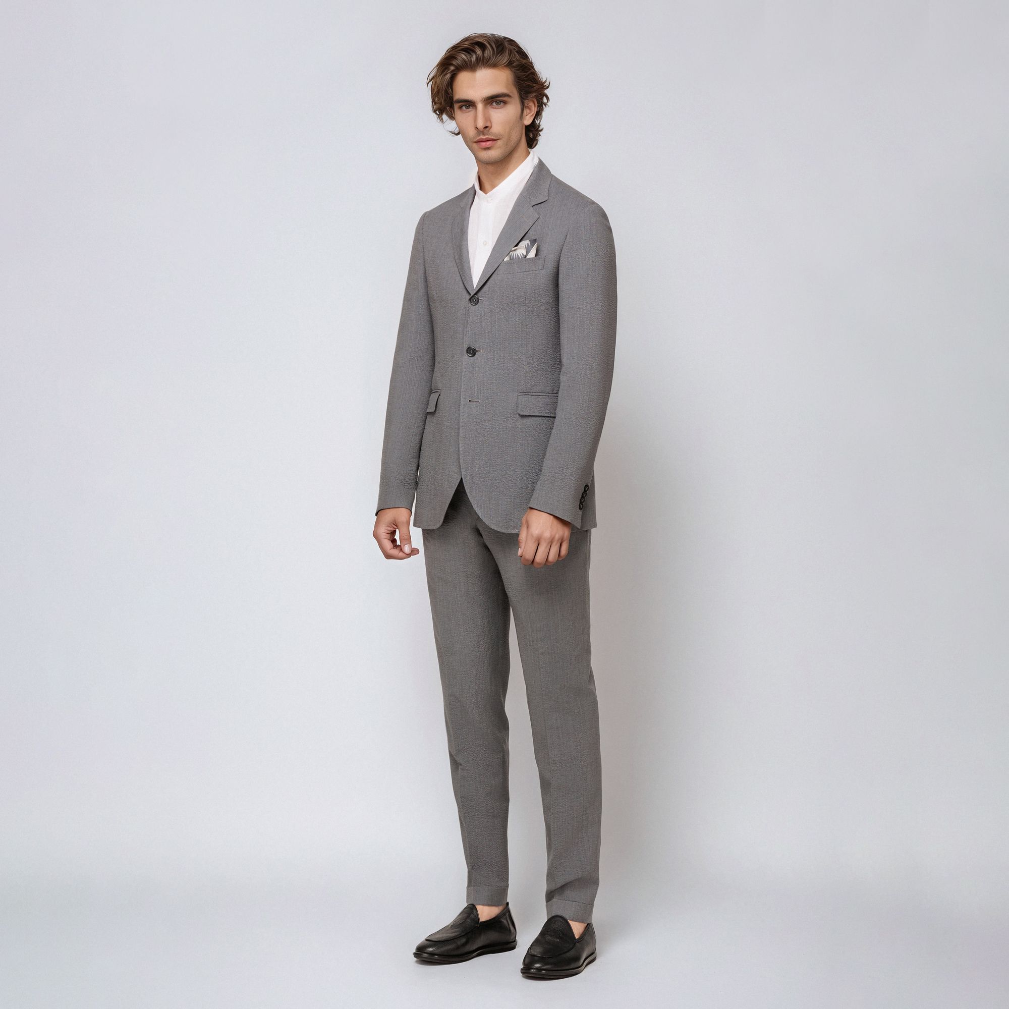Elio Evan grey seersucker suit in linen-wool blend with 3-roll-2 blazer and single-pleat trousers – lightweight summer tailoring
