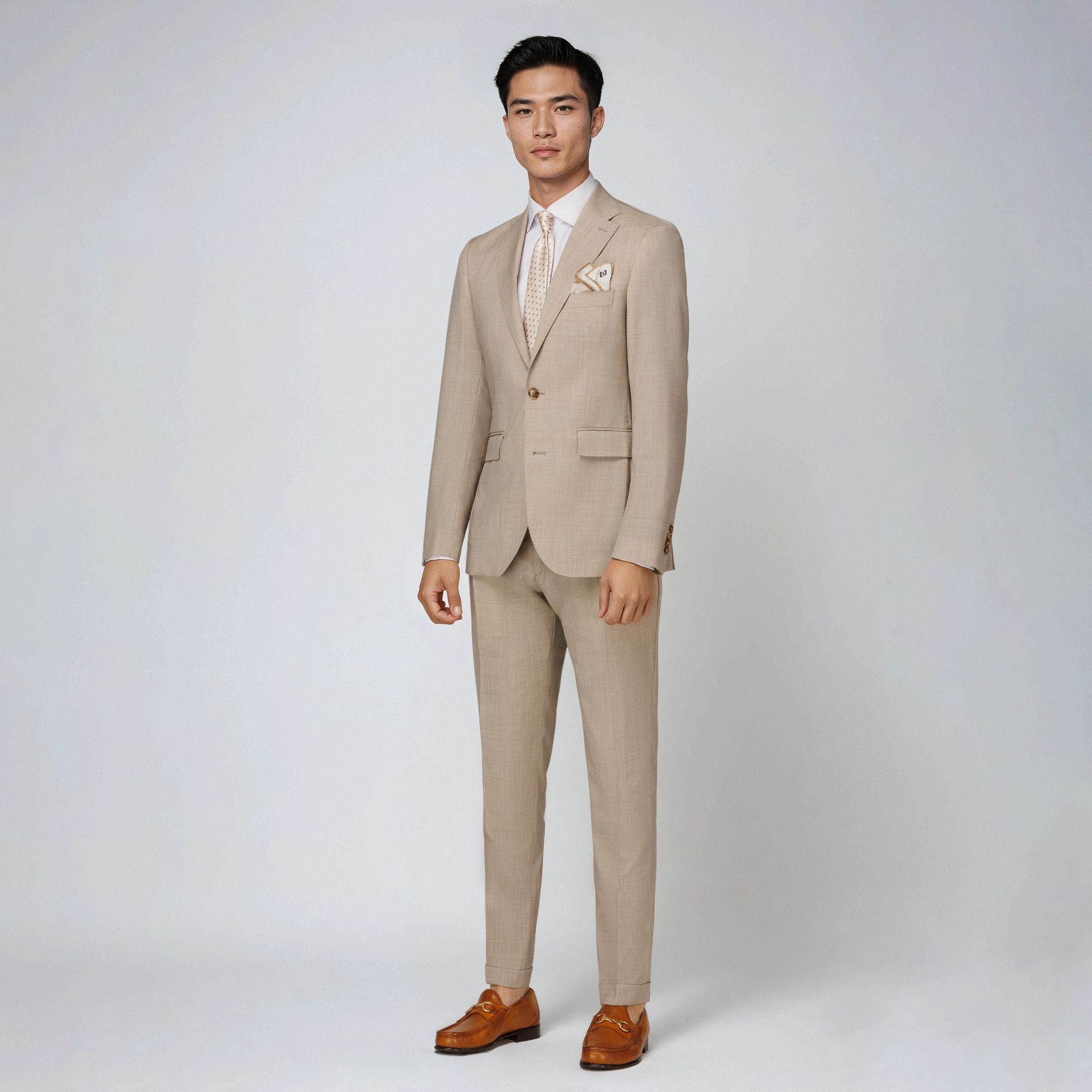 Light beige men’s wool suit by Elio Evan with pleated trousers and melange texture. Made in Italy.
