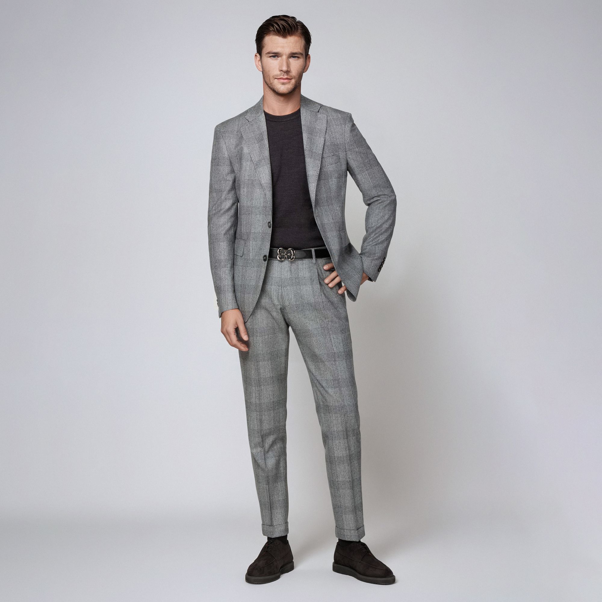 Men’s total look with navy double-breasted suit, beige
polo shirt and loafers by Elio Evan